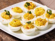 Рецепта Пълнени яйца с майонеза, чесън, магданоз и подправки
